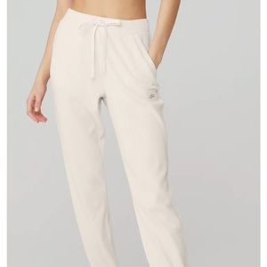 Alo Yoga Muse Sweatpant in Ivory
